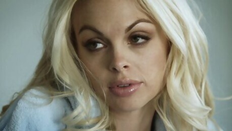 Jesse Jane sucks a boner and takes a breath-taking ride on it