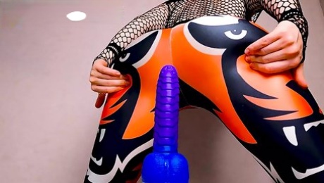 PAWG in spandex leggings shakes her ass and rides a big ribbed dildo