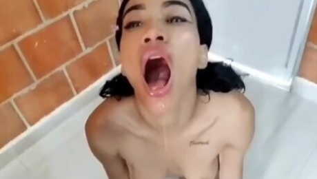 Katty Mamada profunda hasta Orinar en su Boca - Tragando Orine - SLOPPY DEEPTHROAT